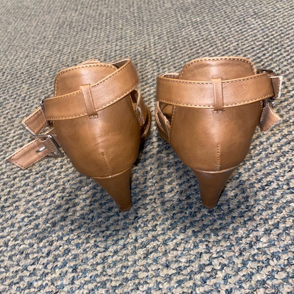 Tan heels - Picture 3 of 4